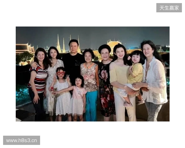 安东内拉晒一家人同美职联奖杯合照：恭喜亲爱的，我们爱你