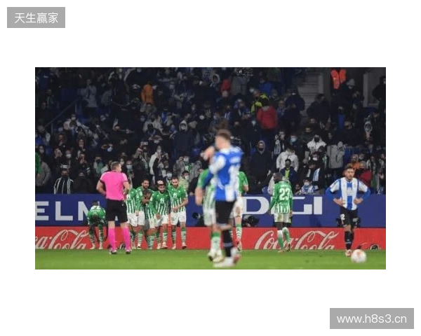 西班牙名嘴：维尼在替补席发笑不职业，在哪都该被开除